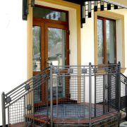 Перила з сітки при вході в будинок