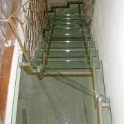 Металеві сходи з скляними сходинками