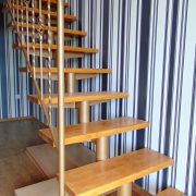 Металеві сходи з деревяними сходинками