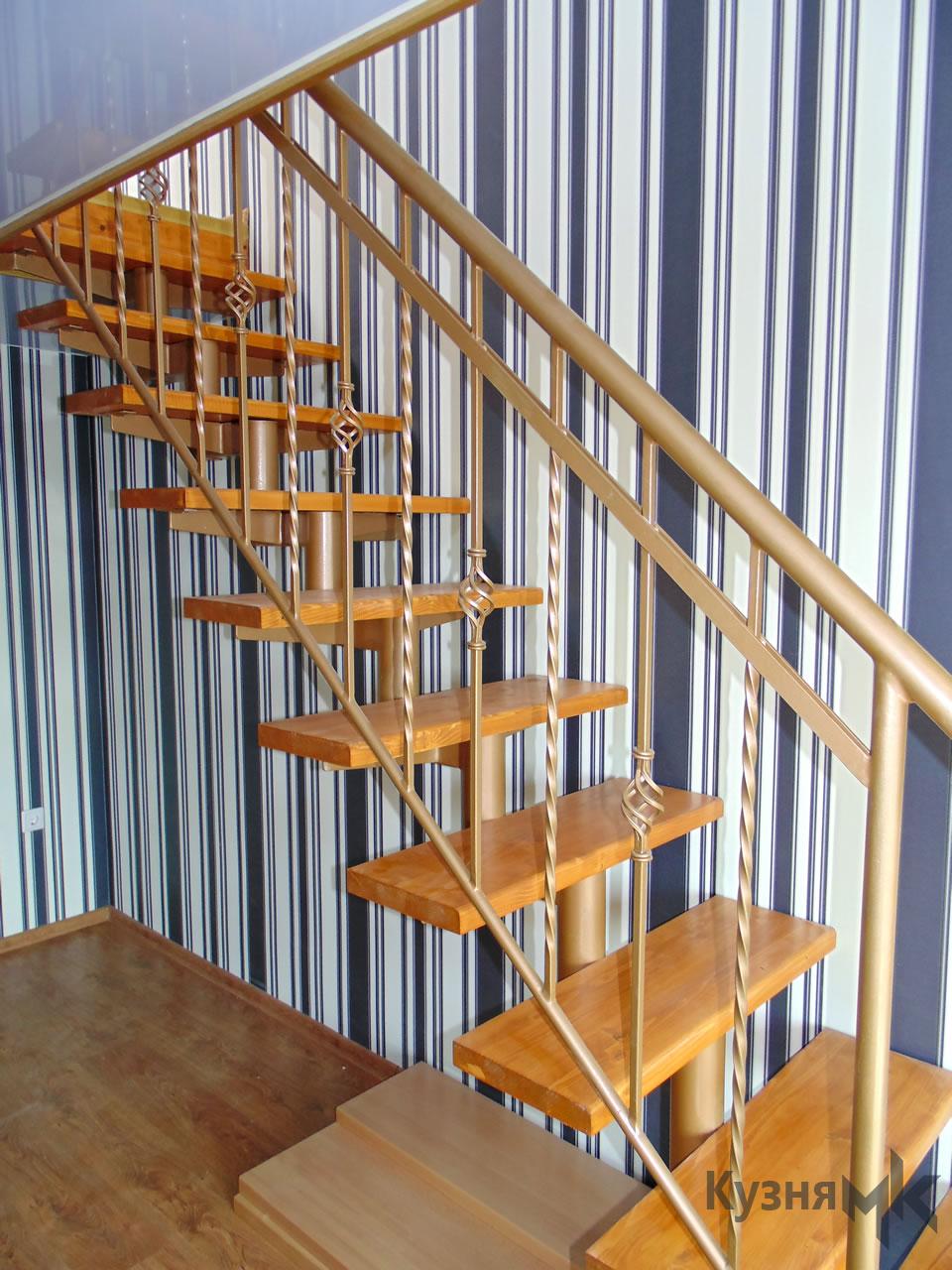 Металеві сходи з дерев'яними сходинками