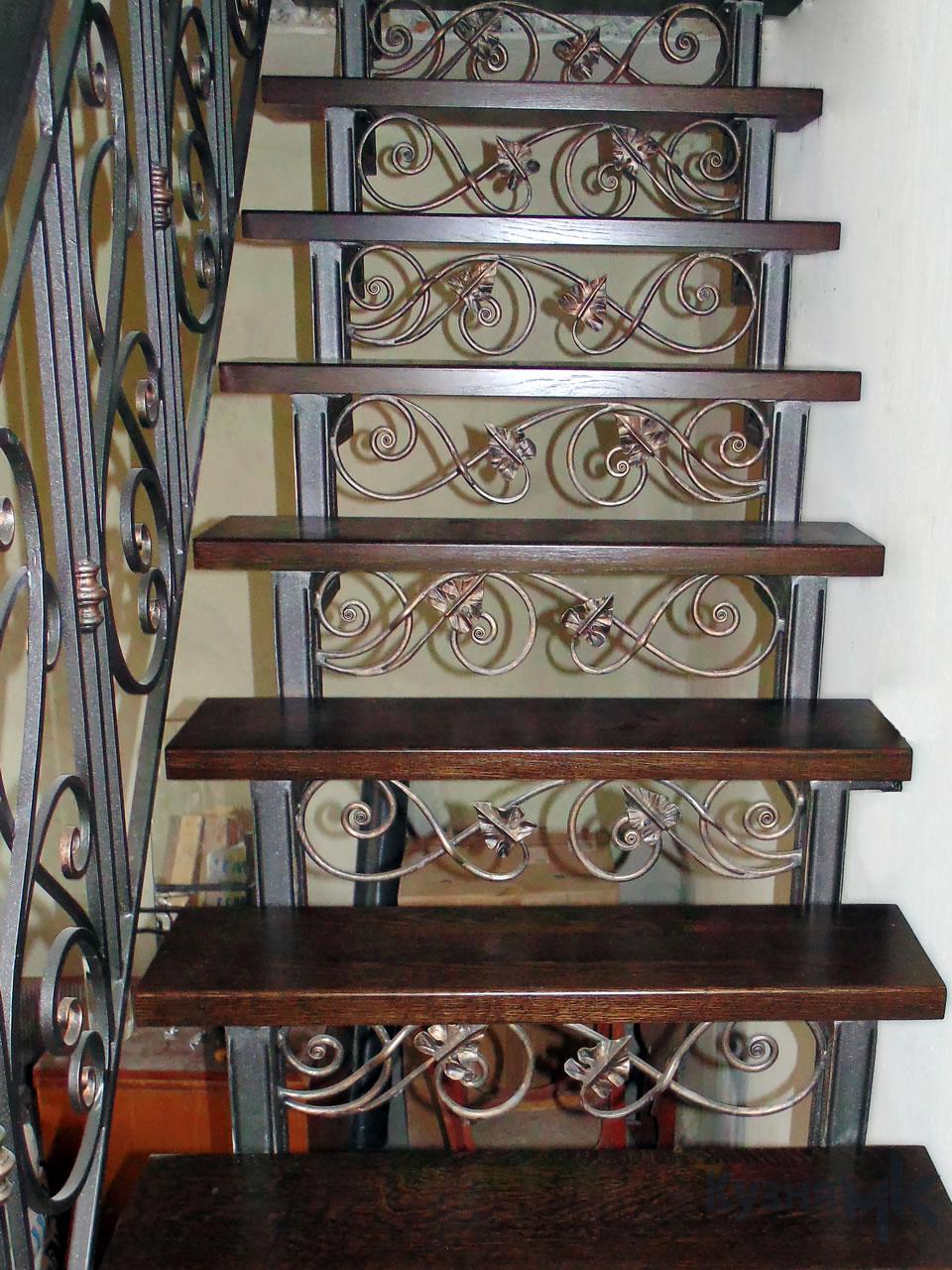 Металевий каркас сходів з кованими вставками